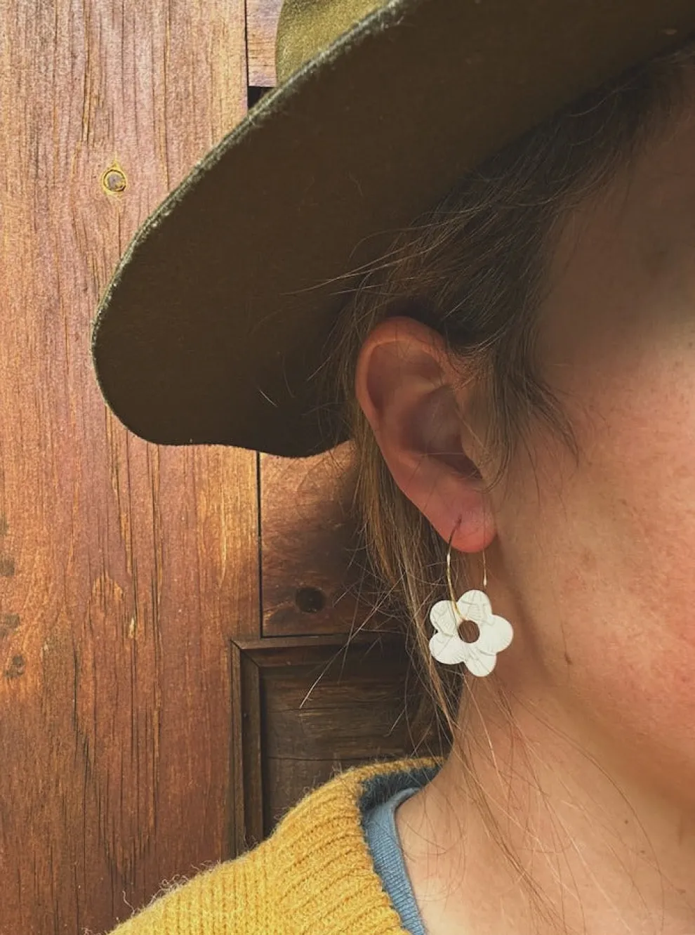 BOUCLE D'OR Flower Hoop Earrings - Ivory